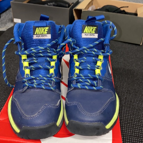 Boys Nike Boots - Picture 3 of 6